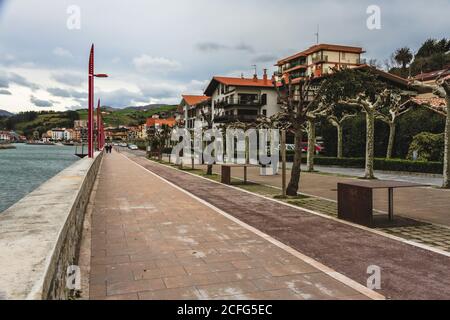 Stadt und Hafen von Zumaia im Baskenland in Spanien Stockfoto