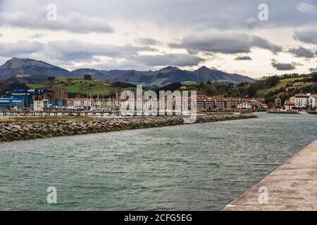 Stadt und Hafen von Zumaia im Baskenland in Spanien Stockfoto