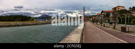 Stadt und Hafen von Zumaia im Baskenland in Spanien Stockfoto