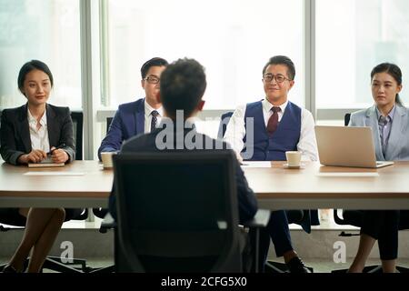 Junge asiatische Geschäftsmann wird von einer Gruppe von interviewt Führungskräfte der Personalabteilung des Unternehmens