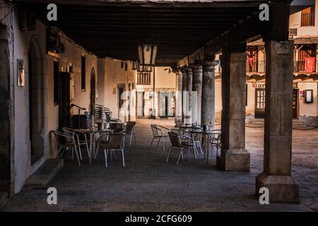 Bar Terrasse im Dorf Covarrubias in Burgos, Spanien Stockfoto