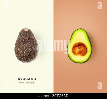 Frische Avocado Früchte Blatt als kreative Layout. Gesunde Ernährung und Ernährung Konzept. Flach liegend, Draufsicht. Designelemente, Farbkarte mit Kopierplatz Stockfoto
