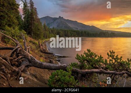 USA; Pazifischer Nordwesten; Oregon, La Pine, Newberry National Volcanic Monument, Paulina Lake, Stockfoto