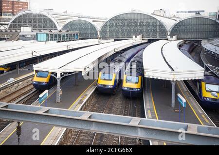 Bahnhof London Paddington, Züge warten auf Abfahrt Stockfoto