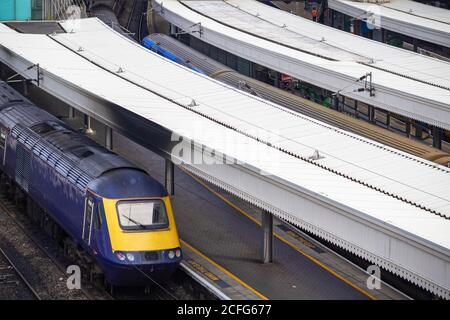 Bahnhof London Paddington, Züge warten auf Abfahrt Stockfoto