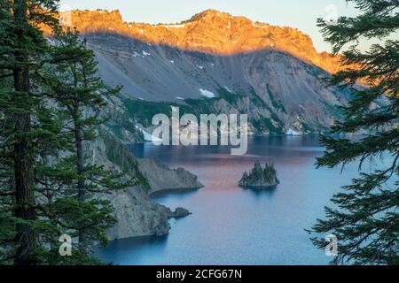 USA; Pazifischer Nordwesten; Oregon; Klamath County; Cascades; Crater Lake; Nationalpark; Caldera mit Wizard Island Stockfoto