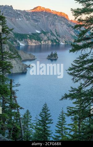 USA; Pazifischer Nordwesten; Oregon; Klamath County; Cascades; Crater Lake; Nationalpark; Caldera mit Wizard Island Stockfoto