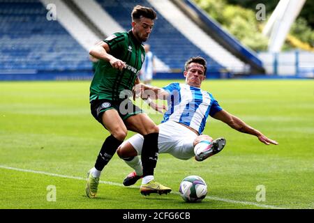 Huddersfield, Großbritannien. September 2020. HUDDERSFIELD, ENGLAND. 5. SEPTEMBER 2020 Jonathan Hogg von Huddersfield Town (rechts) nimmt Rochdales Alex Newby (links) während des Carabao Cup 1. Runde Match zwischen Huddersfield Town und Rochdale im John Smith's Stadium, Huddersfield, in Angriff. (Kredit: Tim Markland, MI News) Kredit: MI Nachrichten & Sport /Alamy Live Nachrichten Stockfoto