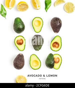 Avocado und Zitrone kreative Komposition isoliert auf weißem Hintergrund. Essen, gesunde Ernährung und Diät-Konzept. Muster und Layout tropischer Früchte. Fla Stockfoto