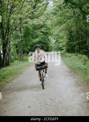 Der Radler fährt mit dem Fahrrad entlang des East Coast Greenway, Saco, Maine Stockfoto