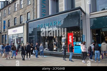 Edinburgh, Schottland, Großbritannien. September 2020. Princes Street Geschäfte lange gesellschaftlich distanzierte Warteschlangen vor den Geschäften am Samstagnachmittag. Personen stehen außerhalb von Primark in der Warteschlange. Quelle: Arch White/ Alamy Live News. Stockfoto