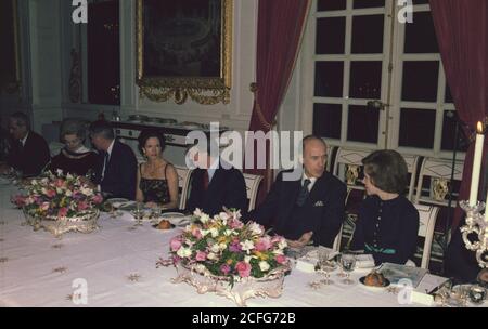 Jimmy Carter und Rosalynn Carter nehmen an einem Dinner Teil, das vom französischen Präsidenten Giscard d'Estaing veranstaltet wird. Ca. Januar 1978 Stockfoto