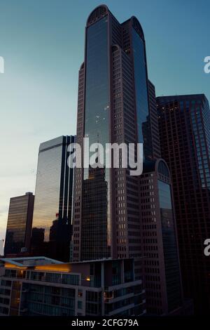 Von unten moderne Wolkenkratzer mit blauem Himmel im Hintergrund bei Dämmerung in Dallas, Texas, USA Stockfoto