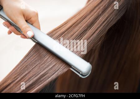 Keratin Erholung und Behandlung mit professionellen Eisen-Tool. Laminiert lange dunkel glänzend Haar Nahaufnahme Stockfoto