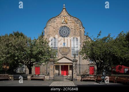 Im 17. Jahrhundert Canongate Kirk auf Edinburghs Royal Mile. Stockfoto