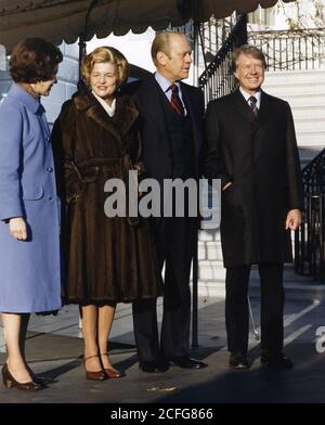 Foto von Präsident Gerald Ford First Lady Betty Ford der designierte Präsident Jimmy Carter und Rosalynn Carter stehen unter dem Vordach in der Nähe des Südportals im Anschluss an die Carters' Tour durch das Weiße Haus Ca. 22. November 1976 Stockfoto