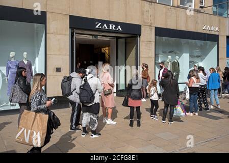 Kunden, die vor dem Zara-Laden in der Princes Street, Edinburgh, Schottland, Großbritannien, Schlange stehen. Stockfoto