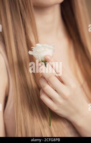 Close-up schöne anspruchsvolle weibliche Hände mit weißen Blumen. Konzept Handpflege, Anti-Falten, Anti-Aging-Creme, Spa Stockfoto