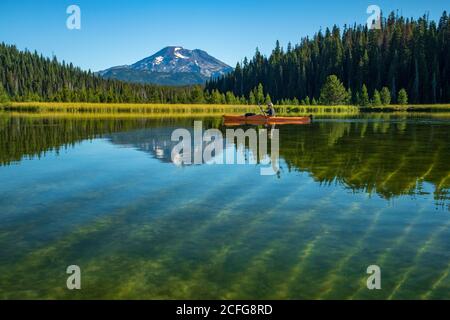USA, Pacific Northwest, Oregon, Deschutes County, Deschutes National Forest, Hosmer Lake, Frau im Kajak mit South Sister MR Stockfoto