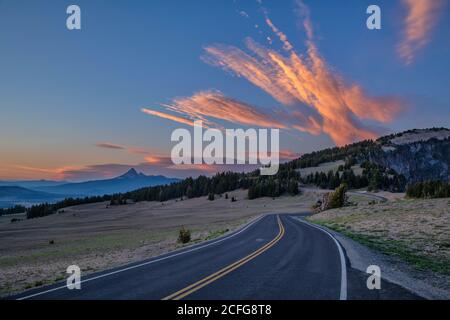 USA, Oregon, Klamath County, Crater Lake National Park, Rim Drive bei Sonnenuntergang Stockfoto