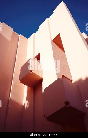 Traditionelle Konstruktion in kräftigem Pink mit Balkonen Stockfoto