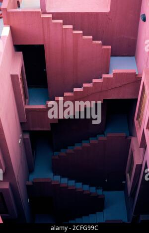 Von oben traditionelle Konstruktion von kräftigen rosa Farbe mit Blau Treppen Stockfoto