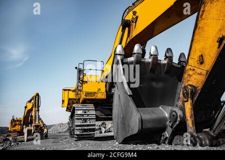 Gruppe von gelben Bagger arbeiten auf Bau offenen Bergbau-Website Stockfoto