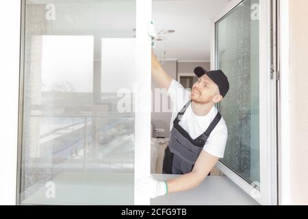 Arbeiter installiert Kunststoff-Fenster und Türen mit doppelt verglasten weiß Stockfoto