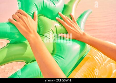 Weibchen mit Luftmatratze im Sommer am Meer Stockfoto