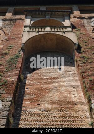 Fassadendetail von CASSANO D'ADDA, Juni 2020 ITALIEN - Schloss Borromäus Stockfoto