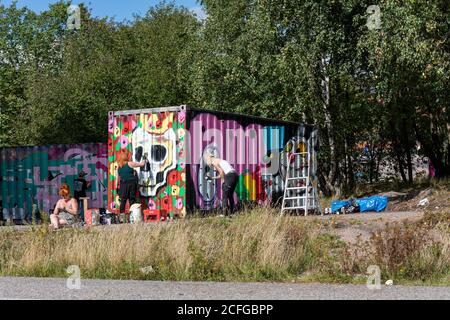 Mimmit peinttaa. Weibliche Graffiti-Künstler-Veranstaltung in Suvilahti Wasteland in Helsinki, Finnland. Stockfoto