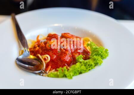 Pasta, Spaghetti mit Tomatensauce in weißer Schüssel. Stockfoto