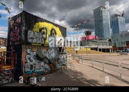 Mimmit peinttaa, weibliche Graffiti Künstler Veranstaltung in Suvilahti Brachland, Kalasatama Hochhäuser im Hintergrund, in Helsinki, Finnland Stockfoto