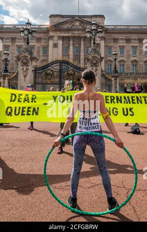 London, Großbritannien. September 2020. Extinction Rebellion 'Civil Discobedience' tanzt vor dem Buckingham Palace und bittet die Königin um Hilfe, während ihre 'Regierung uns versagt'. Die Lockerung des Coronavirus-Ausbruchs (Covid 19) in London dauert an. Kredit: Guy Bell/Alamy Live Nachrichten Stockfoto