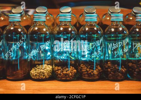 Kaffeesamen in der Flasche auf dem Tisch. Stockfoto