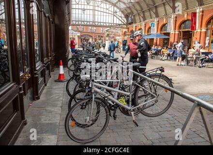 Windsor, Berkshire, Großbritannien. September 2020. Windsor ist nach wie vor ein sehr beliebter Zwischenstopp für Radfahrer an den Wochenenden. Quelle: Maureen McLean/Alamy Stockfoto