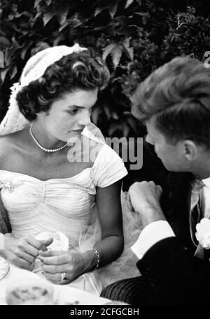 Die Hochzeit von Senator John F. Kennedy mit Jacqueline Bouvier in Newport, RI am 12. September 1953. Das Paar sprach bei ihrer Hochzeitsfeier. Stockfoto