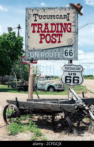 USA - Mai, 17, 2017: Erstaunliche Landschaft mit Vintage-Holzhaus und Oldtimer im Gras in der Nähe Straße Stockfoto