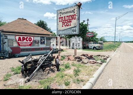 USA - Mai, 17, 2017: Erstaunliche Landschaft mit Vintage-Holzhaus und Oldtimer im Gras in der Nähe Straße Stockfoto