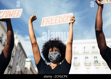 Menschen protestieren bei einer Kundgebung für Rassengleichheit. Schwarze Leben Sind Wichtig. Stockfoto