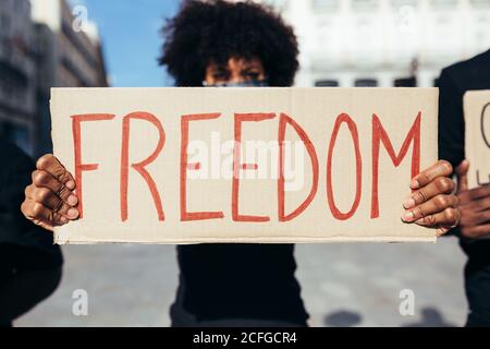 Afro-Frau protestiert bei einer Kundgebung für die Rassengleichheit mit einem „Freedom“-Plakat. Schwarze Leben Sind Wichtig. Stockfoto