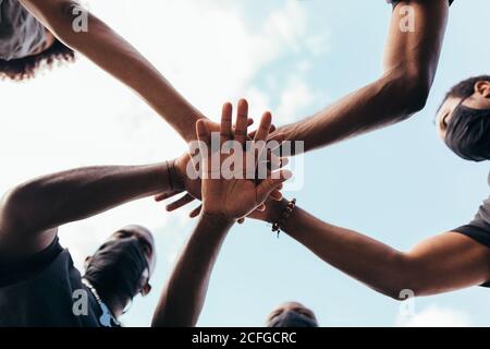 Gruppe von Freunden stapeln Hände gegen Rassismus. Black Lives Matters Konzept. Stockfoto