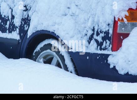 Nahaufnahme von Autoreifen im Tiefschnee im Winter in Finnland Stockfoto