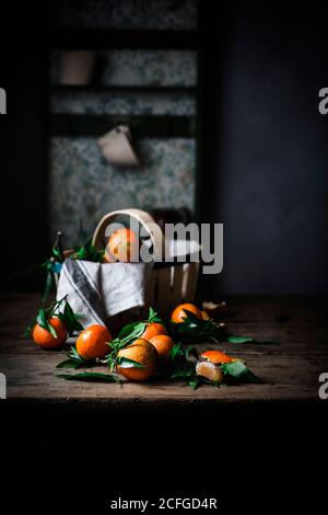 Mandarinen und Korb auf dem Tisch Stockfoto