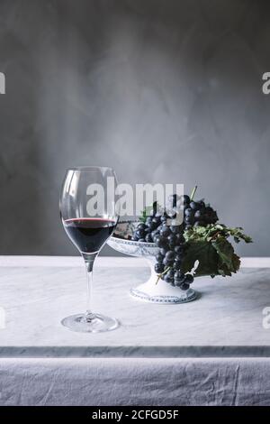 Trauben auf dem Teller und ein Glas Wein Stockfoto