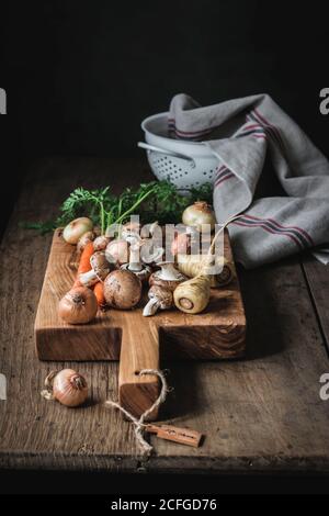 Set von leckeren frischen Gemüse für das Kochen auf Holz vorbereitet Schneidebrett Stockfoto