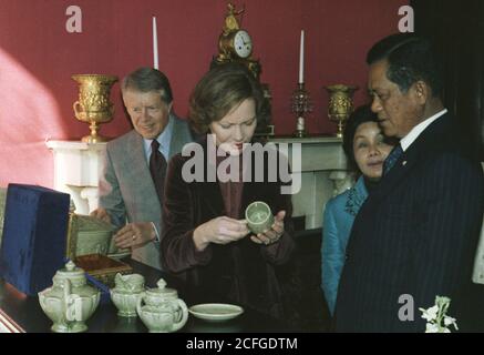 'Jimmy Carter und Rosalynn bewundern Geschenke von Kriangsak Chomanan, Premierminister von Thailand. Ca. 02/06/1979' Stockfoto