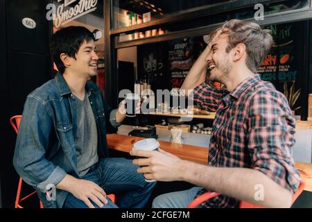 Freunden einen Drink Stockfoto