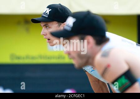 Timmendorfer Strand, Deutschland. September 2020. Die Nationalmannschaft Julius Thole (l) und Clemens Wickler (Hamburg) stehen bei den Deutschen Beachvolleyball-Meisterschaften Seite an Seite. Kredit: Frank Molter/dpa/Alamy Live Nachrichten Stockfoto