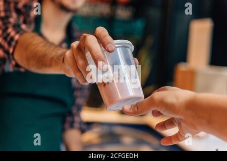 Barkeeper überreicht einem Gast Getränke Stockfoto